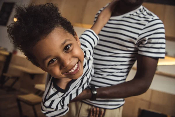 Tată african american care transportă fiul — Fotografie, imagine de stoc