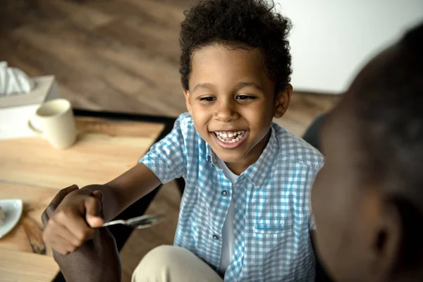アフリカ系アメリカ人子供を笑いながら — ストック写真