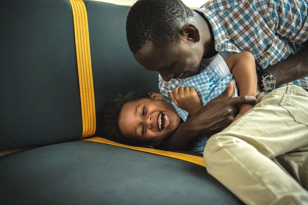 Afro-americano pai e filho se divertindo — Fotografia de Stock