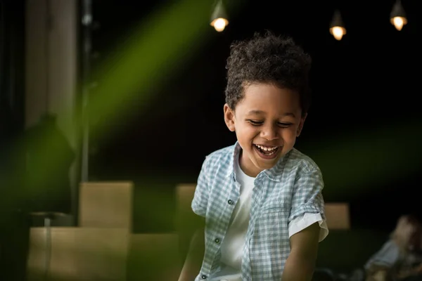 Lachen van Afro-Amerikaanse kind — Stockfoto