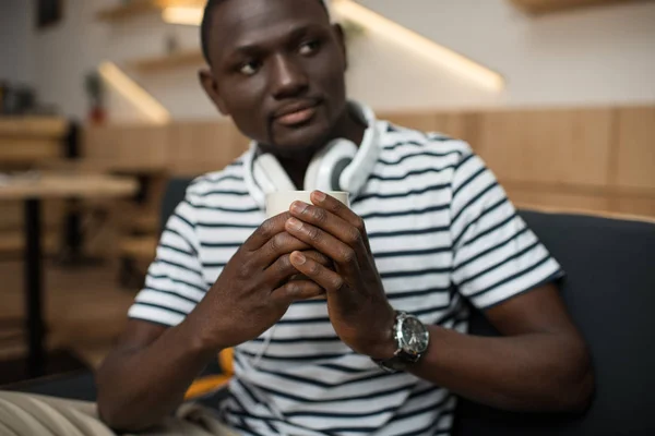 Uomo afroamericano che beve caffè — Foto Stock