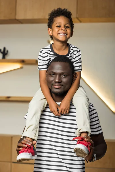 Afro-americano pai carregando filho — Fotografia de Stock