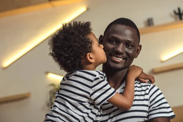 Africano americano padre y niño abrazos —  Fotos de Stock