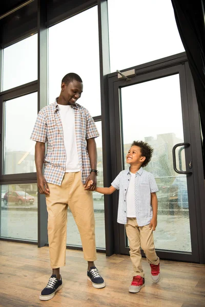 Afro-americano pai e filho de mãos dadas — Fotografia de Stock Grátis