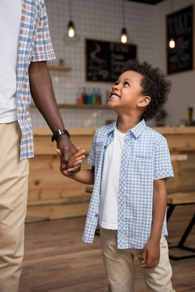 Afro-americanos padre e hijo tomados de la mano — Foto de Stock