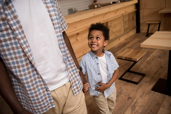 Afrikanisch-amerikanischer Vater und Sohn halten Händchen — kostenloses Stockfoto