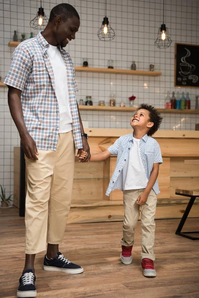 Afro-americano pai e filho de mãos dadas — Fotografia de Stock Grátis