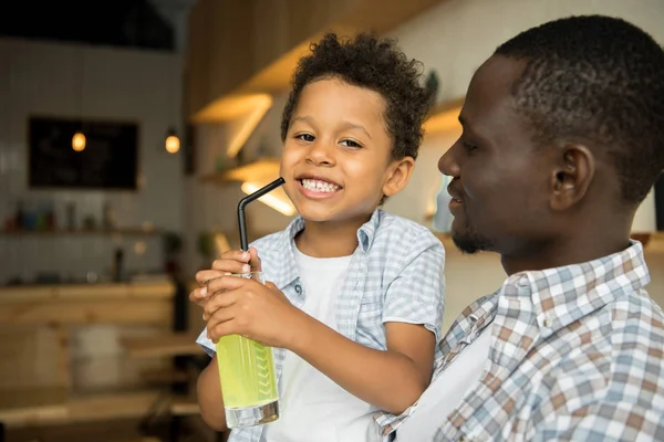 Padre e hijo bebiendo limonada —  Fotos de Stock