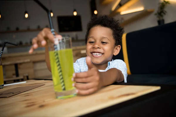 Afrikanisches amerikanisches Kind trinkt Limonade — Stockfoto