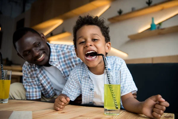 Ayah dan anak minum limun — Stok Foto