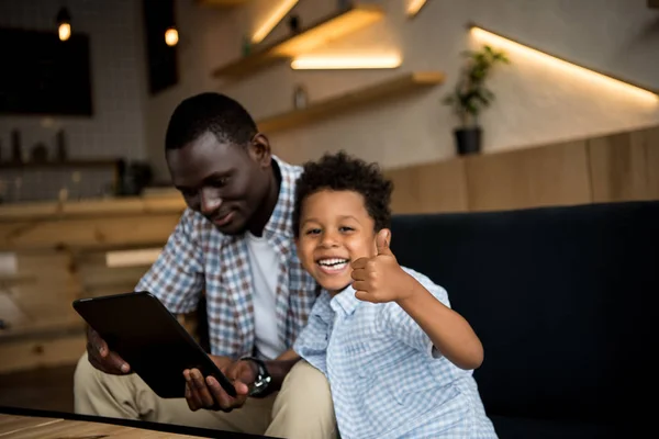 Père et fils avec tablette numérique — Photo