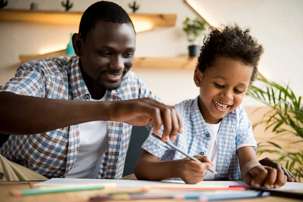 Father and son drawing together — Stock Photo, Image