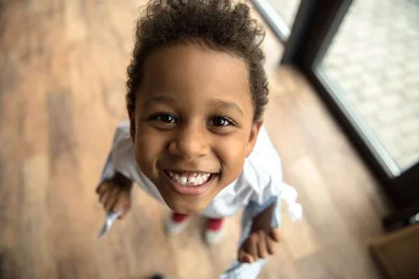 Sorridente bambino afroamericano — Foto Stock