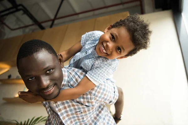 Africano americano padre y niño abrazos — Foto de Stock