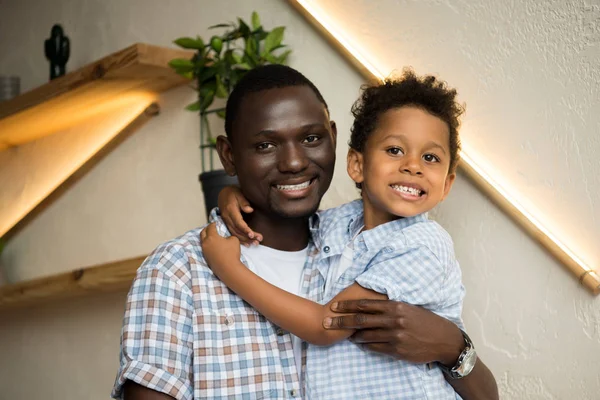 Heureux père et fils afro-américain — Photo