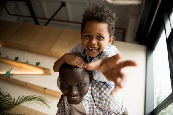 Africano americano padre y niño abrazos — Foto de Stock