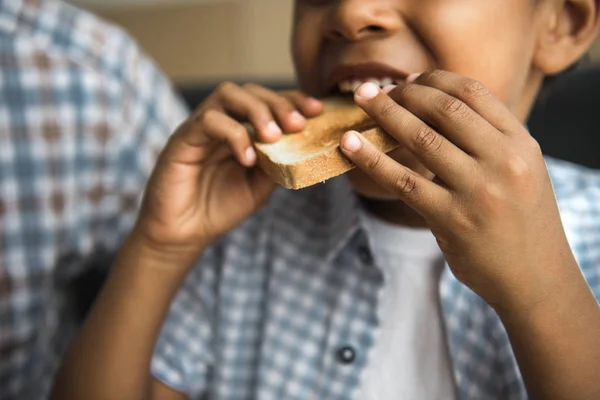 Afrika Amerika anak makan roti panggang — Stok Foto