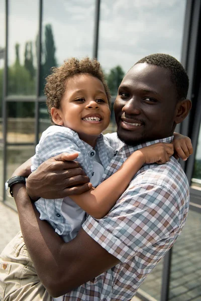 Africano americano padre y niño abrazos — Foto de stock gratis