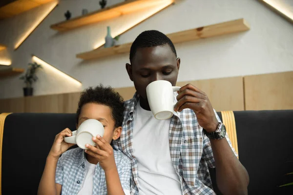 Vader en zoon het drinken van thee — Stockfoto