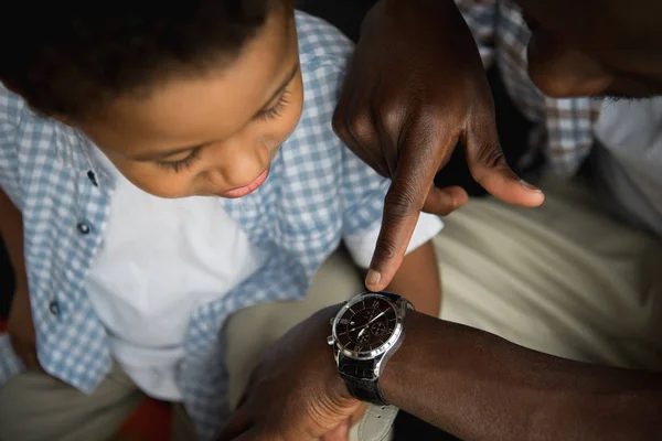 Ojciec i syn sprawdzanie zegarek na rękę — Zdjęcie stockowe