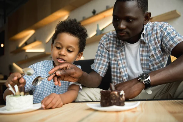 Vader en zoon eten taarten — Gratis stockfoto