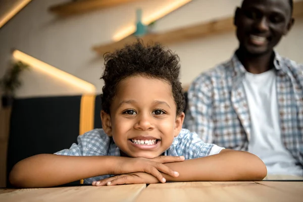 Glücklich afrikanisch-amerikanisches Kind — Stockfoto