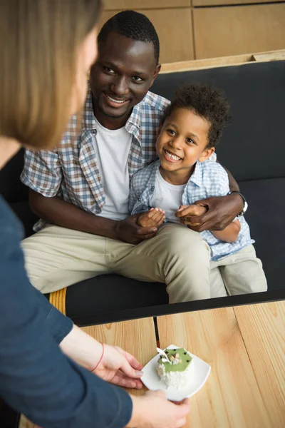 Feliz padre e hijo en la cafetería — Foto de stock gratis