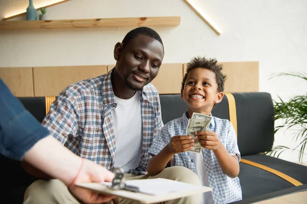 Père et fils payant la facture — Photo