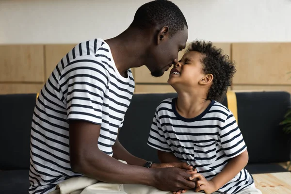 Felice padre e figlio afroamericano — Foto Stock