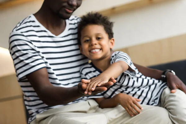 Père et fils tenant la main — Photo