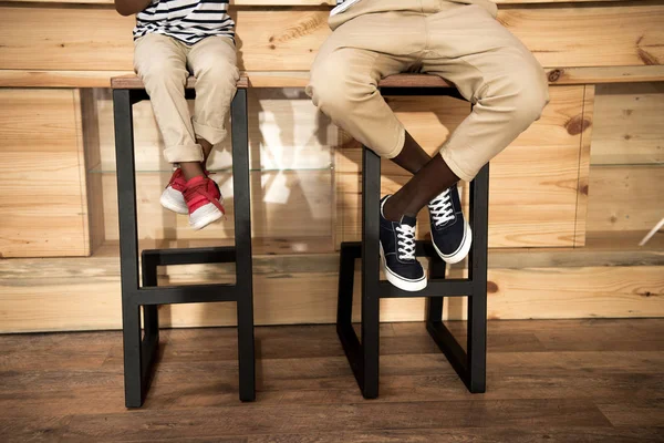 Pai e filho sentados em bancos — Fotografia de Stock