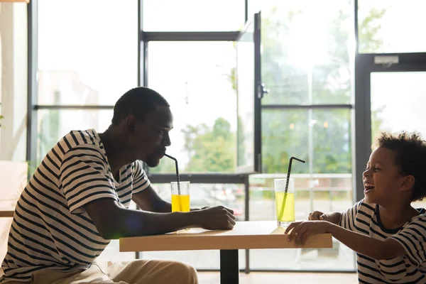 Gelukkig vader en zoon in café — Stockfoto