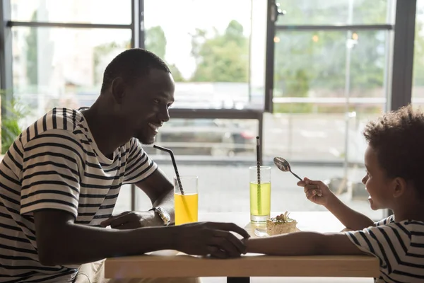 Feliz padre e hijo en la cafetería —  Fotos de Stock