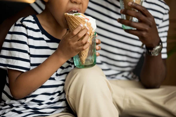 Ayah dan anak makan es krim — Stok Foto