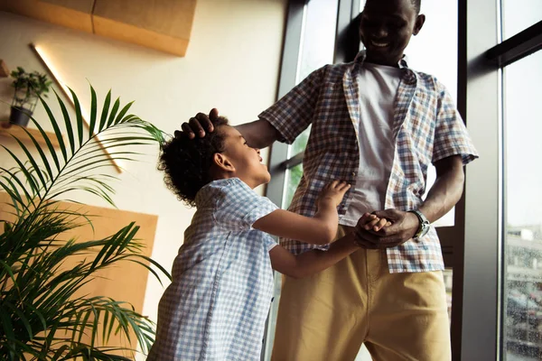 Africano americano padre e hijo tener divertido Imágenes de stock libres de derechos