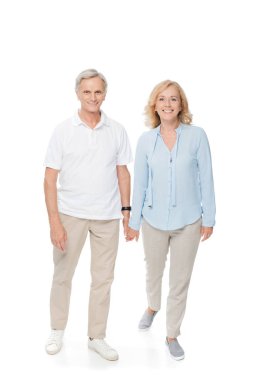 Yaşlı çift el ele tutuşuyor.