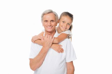 Dede ve torunu sarılma