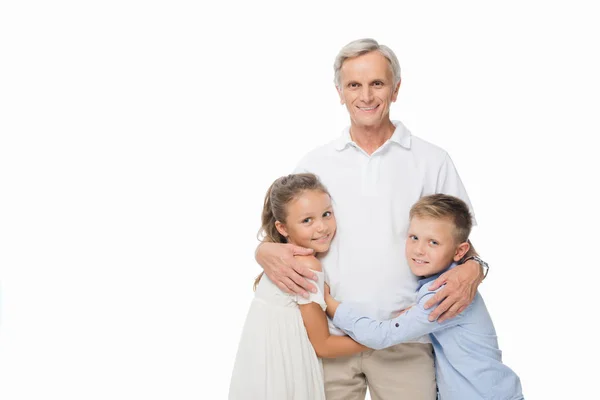 Dziadek i wnuki przytulanie razem — Zdjęcie stockowe