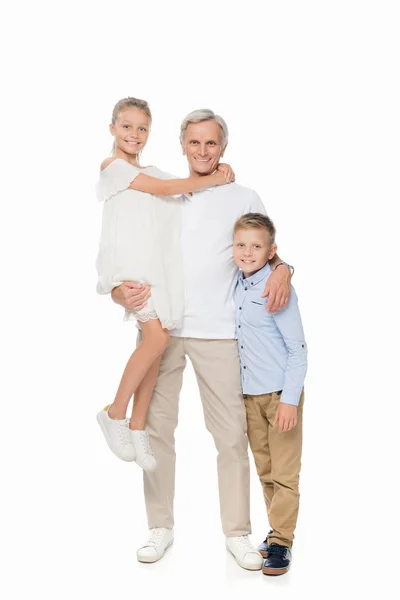 Abuelo y nietos abrazándose juntos —  Fotos de Stock