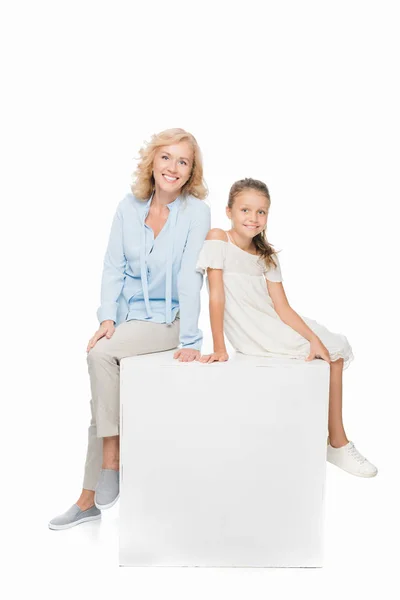 Mujer sonriente y nieta — Foto de Stock