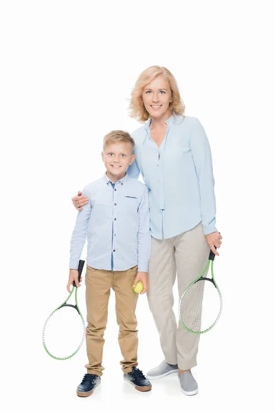 Família com equipamento de tênis — Fotografia de Stock