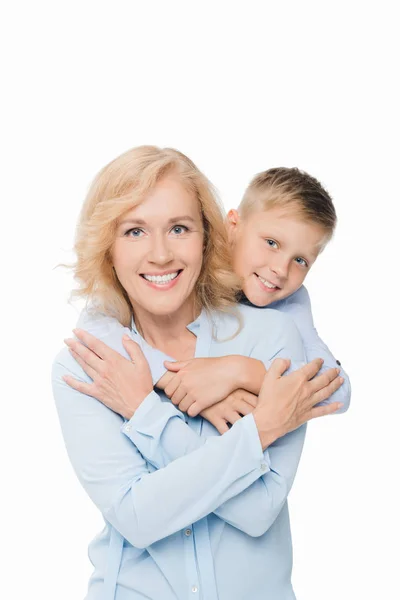 Kid knuffelen grootmoeder — Stockfoto