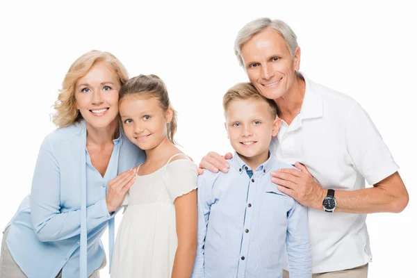 Mor-och farföräldrar med barnbarn embracing — Stockfoto