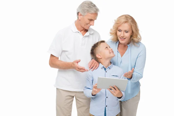 Jongen en grootouders met tablet — Stockfoto