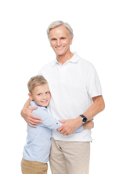 Menino abraçando com o avô — Fotografia de Stock