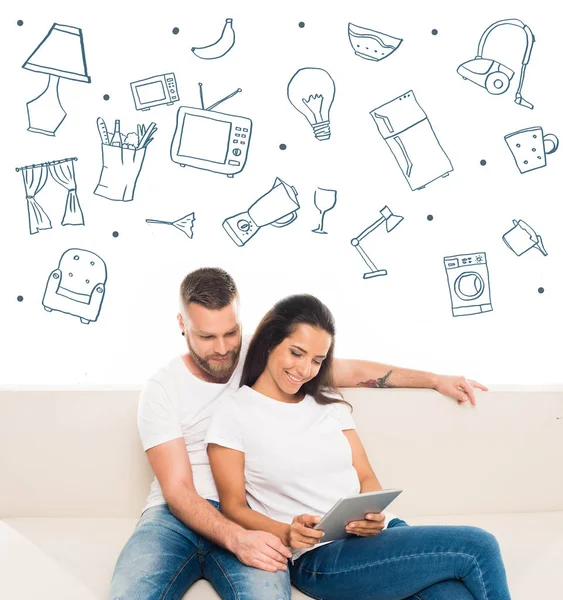 Mladý pár pomocí digitálních tablet — Stock fotografie