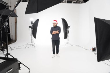 Beyaz adam fotoğraf stüdyosu
