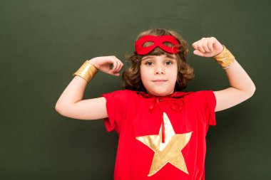 süper kahraman kostümü içinde güçlü çocuk 