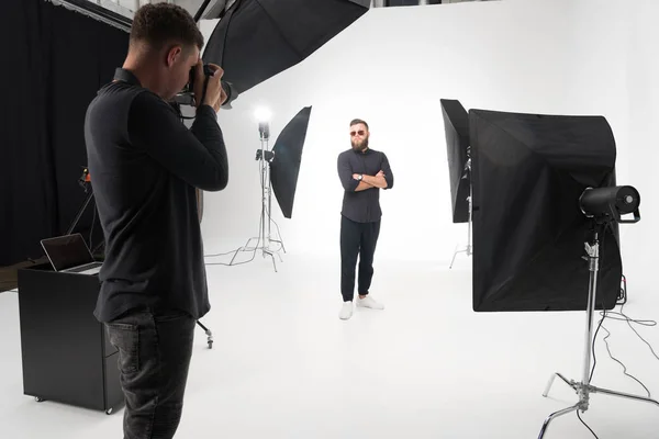 Fotograf som arbetar i studio med modell — Stockfoto