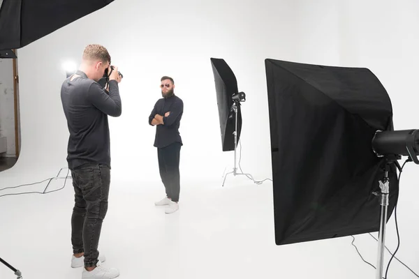 Photographe travaillant en studio avec modèle — Photo